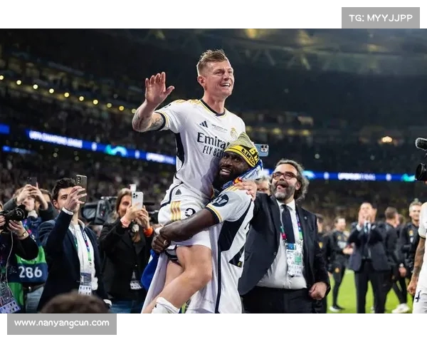 阿德耶米:不后悔留队并致敬多特效力12年的罗伊斯 阿德耶米:不后悔留队并致敬多特效力12年的罗伊斯